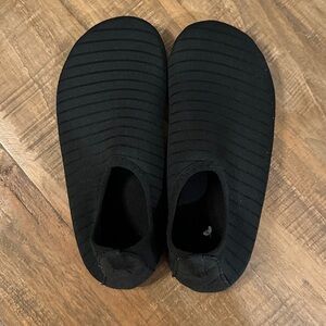 Seekway Unisex Water Shoes Black Slip-On Striped Texture Size 7-8 W or 5.5-6.5 M
